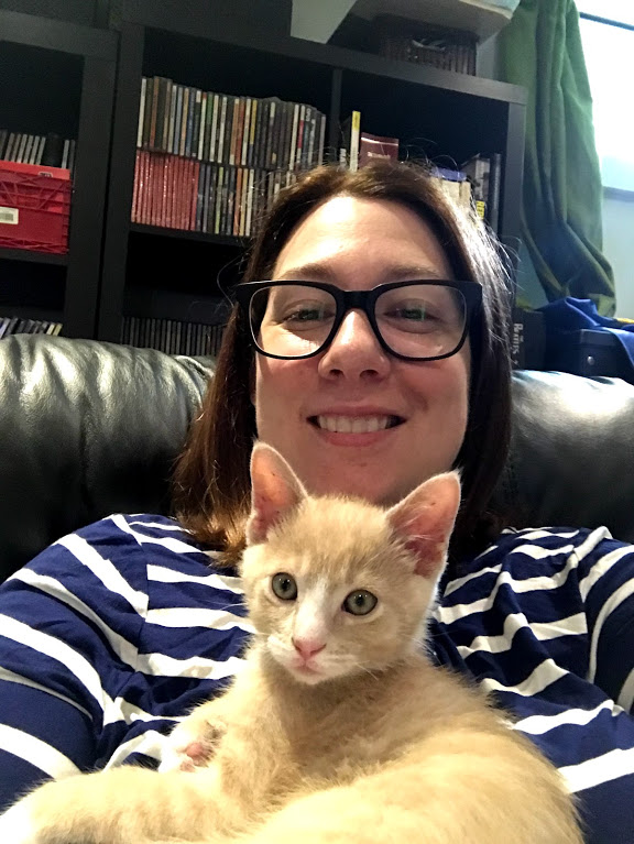 Annie-Danielle avec des lunettes et un chaton caramel dans les bras