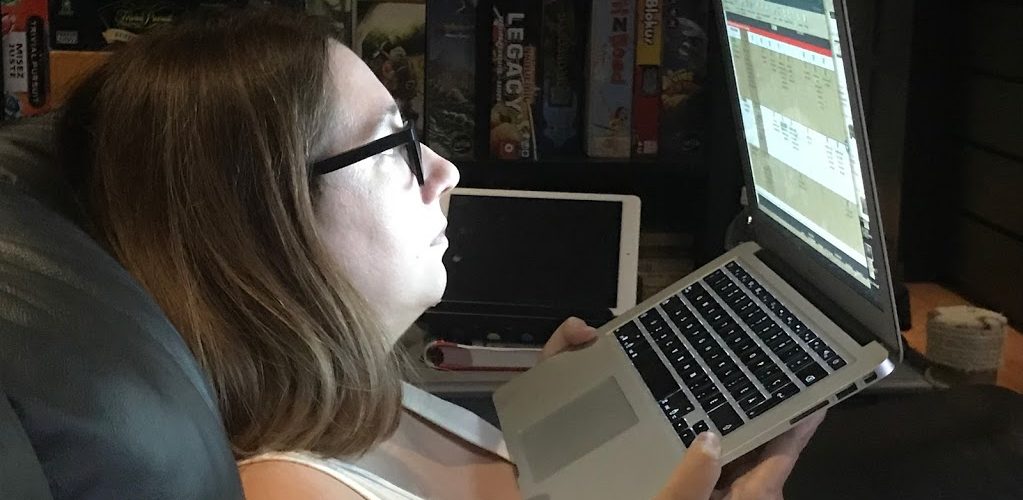 Annie-Danielle avec le laptop dans les mains près du visage