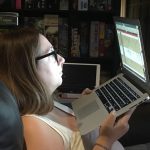 Annie-Danielle avec le laptop dans les mains près du visage