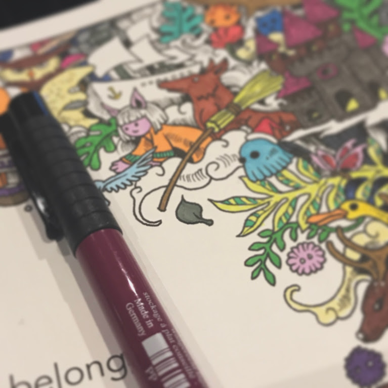 Cahier de coloriage et crayon flous