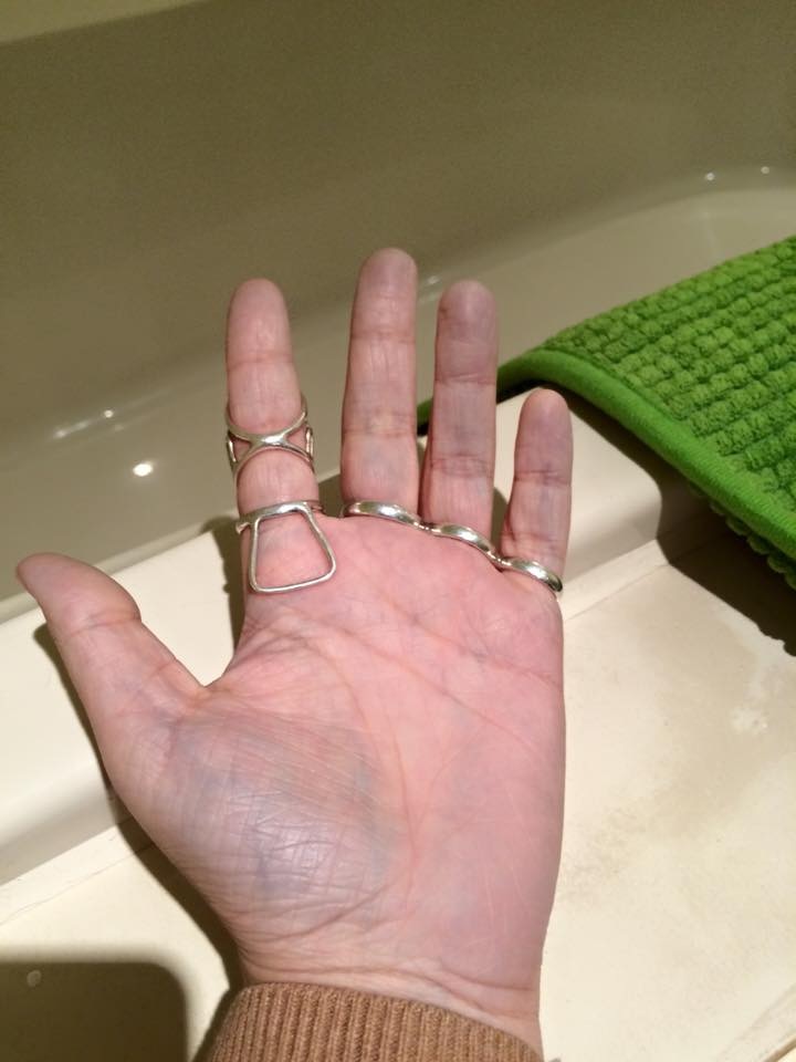 La paume de ma main droite. Je porte des bagues (silver ring splings) et le bout des doigts et le gras du pouce sont bleu foncé.