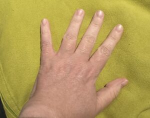 Ma main gauche, avec l'extrémité de mes doigts blancs.